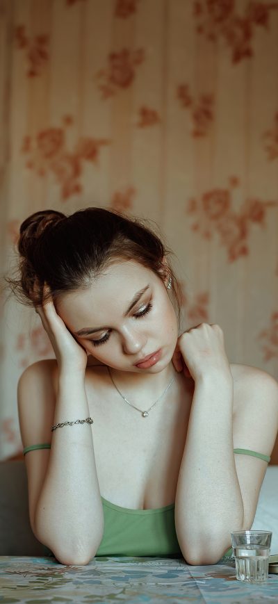 Fond d'écran iPhone Green Dress Girl 4k
