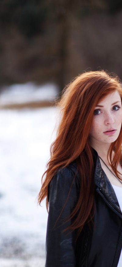 Fond d'écran iPhone Redhead Women Leather Jacket In Winter Outdoors