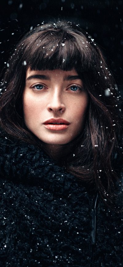 Fond d'écran iPhone Girl Standing In Snow