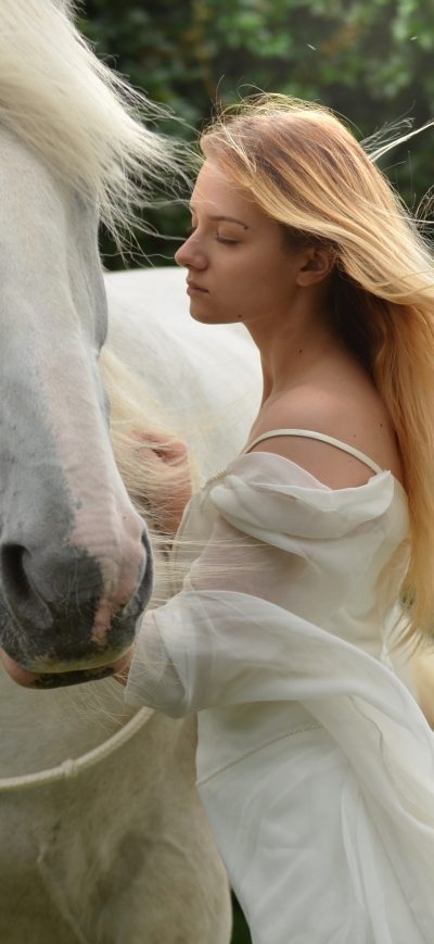 Fond d'écran iPhone Girl With White Horse 5k