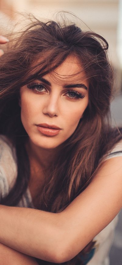 Fond d'écran iPhone Brunette Girl Portrait Blowing Hairs