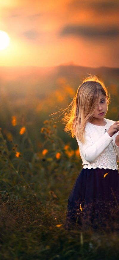 Fond d'écran iPhone Cute Child Girl With Flowers Outdoors
