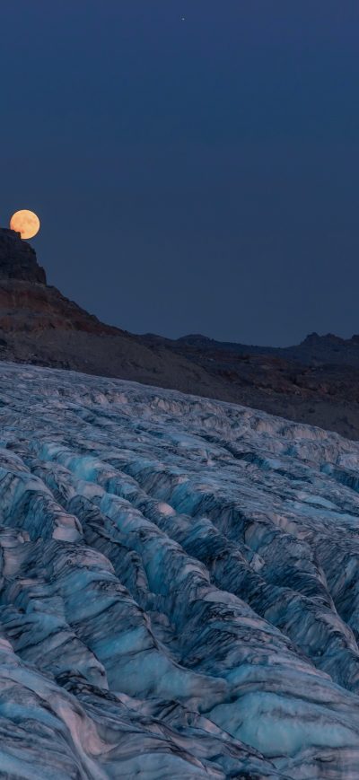 Fond d'écran iPhone Moon Rising Over A Glacier With Mountains