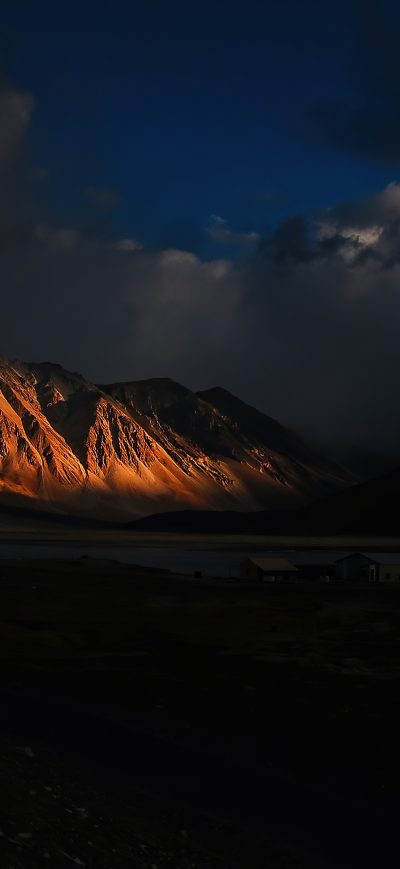 Fond d'écran iPhone A Mountain Range At Night 4k
