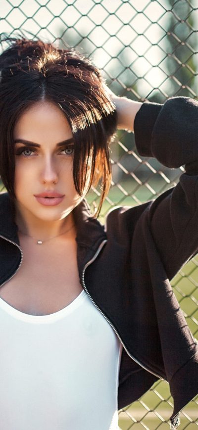 Fond d'écran iPhone Beautiful Girl Outdoors In Black Jacket