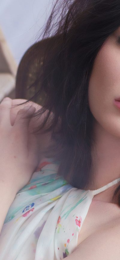 Fond d'écran iPhone Emma Dumont Grumpy Magazine 4k
