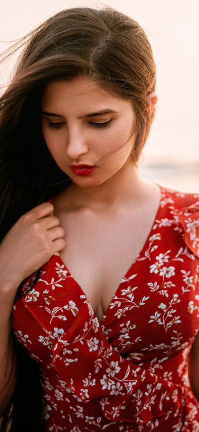 Fond d'écran iPhone Beautiful Girl Long Hairs Looking Down