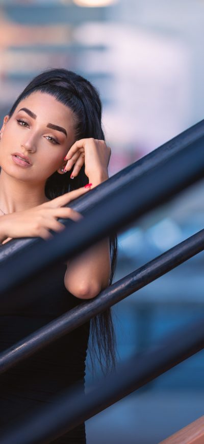 Fond d'écran iPhone Beautiful Black Hair Girl Outdoor