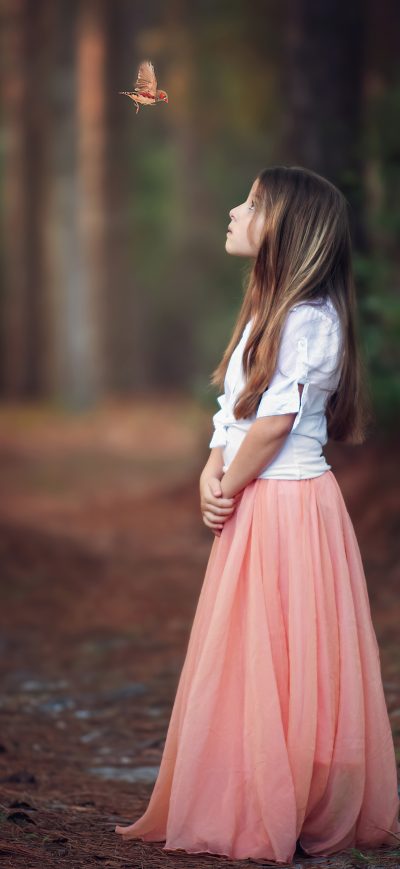 Fond d'écran iPhone Little Girl Looking At Bird 4k