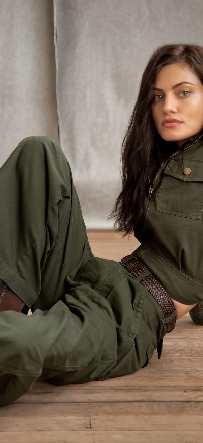 Fond d'écran iPhone Phoebe Tonkin Newson Collaboration 2020