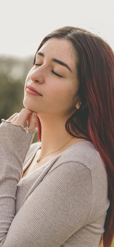 Fond d'écran iPhone Redhead Girl Closed Eyes Outdoor 4k