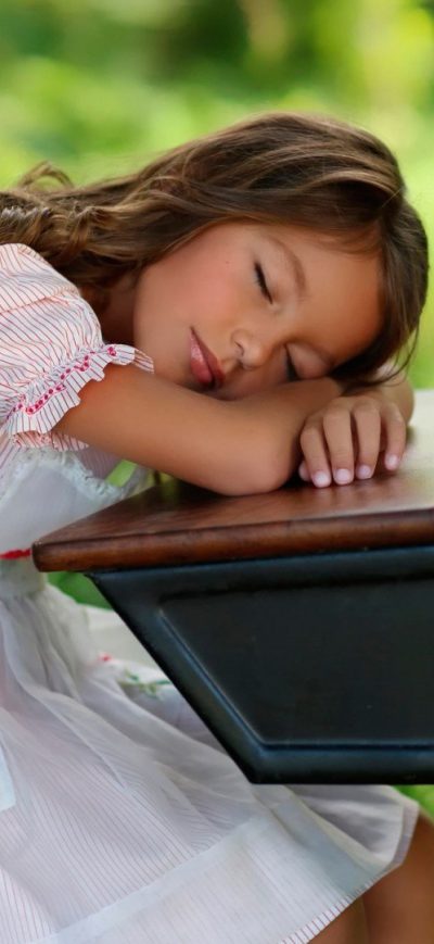 Fond d'écran iPhone Child Sleeping On Table