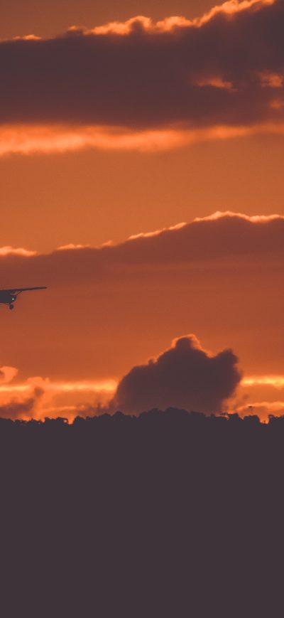 Fond d'écran iPhone Prop Plane Passing Thorugh Clouds 4k