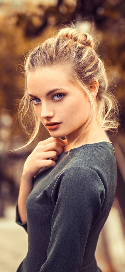 Fond d'écran iPhone Blonde Girl Looking Back 4k