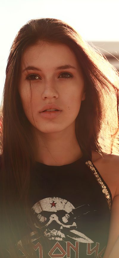 Fond d'écran iPhone Girl Playing With Her Hairs 4k