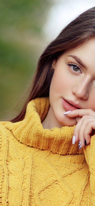 Fond d'écran iPhone Girl In Yellow Sweater