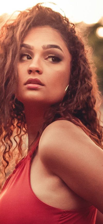 Fond d'écran iPhone Beautiful Women Curly Hair Outdoors