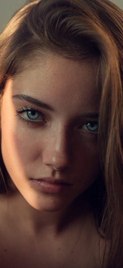 Fond d'écran iPhone Gray Eyes Girl Looking At Viewer