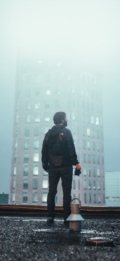 Fond d'écran iPhone Boy Standing On Building Roof 4k