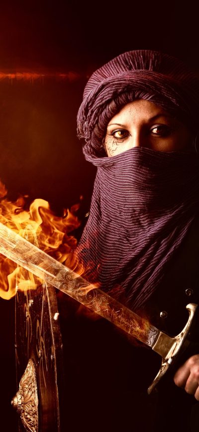 Fond d'écran iPhone Warrior Women With Burning Sword 8k