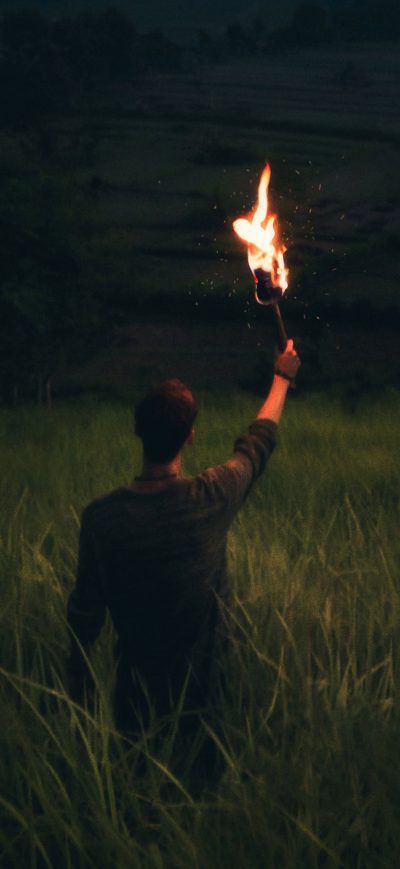 Fond d'écran iPhone Man Through Dark With Wooden Torch