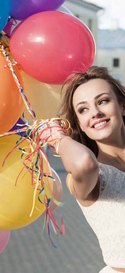 Fond d'écran iPhone Girl Mood Smile Balloon Outdoors 8k