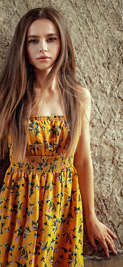 Fond d'écran iPhone Long Hair Blonde Girl Yellow Dress 4k