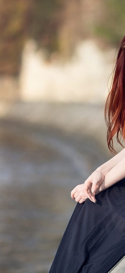 Fond d'écran iPhone Girl Black Dress Sitting 4k