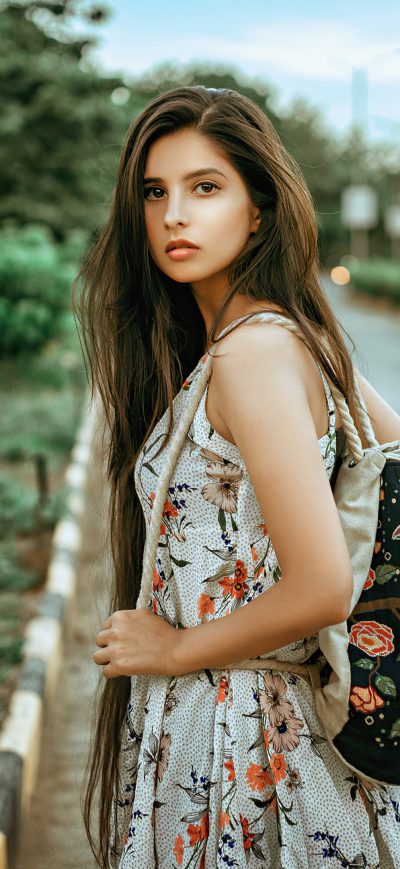 Fond d'écran iPhone Girl Backpack Outdoors Looking Back 4k