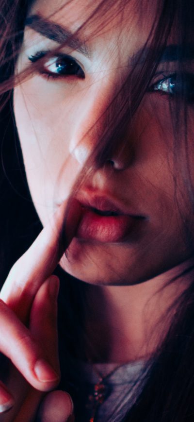 Fond d'écran iPhone Cute Girl Finger On Lips
