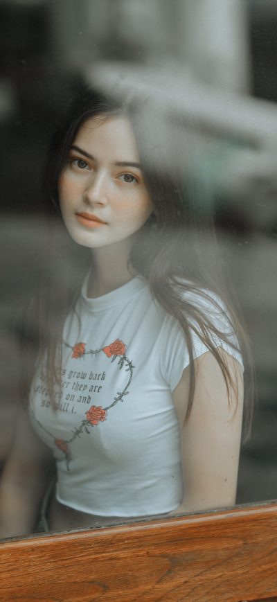 Fond d'écran iPhone Beautiful Girl Looking Through Window
