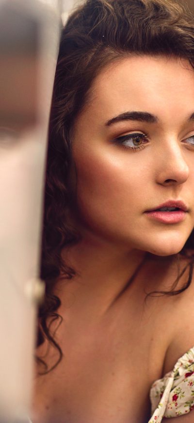 Fond d'écran Brunette Curl Face Girl sur iPhone