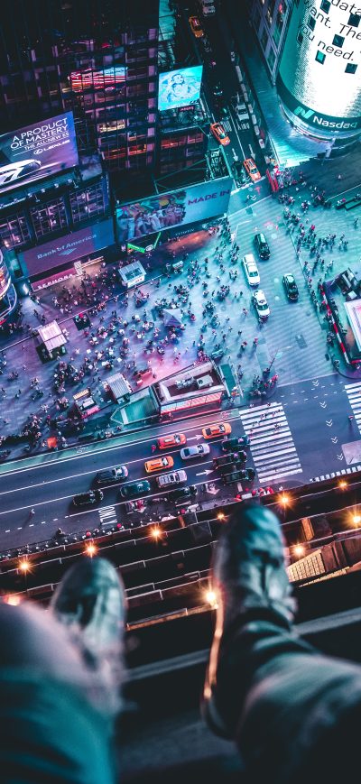 Fond d'écran iPhone Time Square Aerial View Man Siting At Top 5k