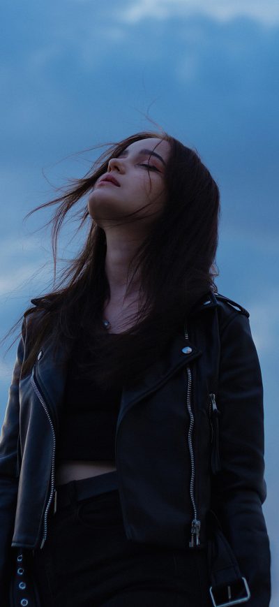 Fond d'écran iPhone Girls Closed Eyes Relaxing Looking At Sky 4k
