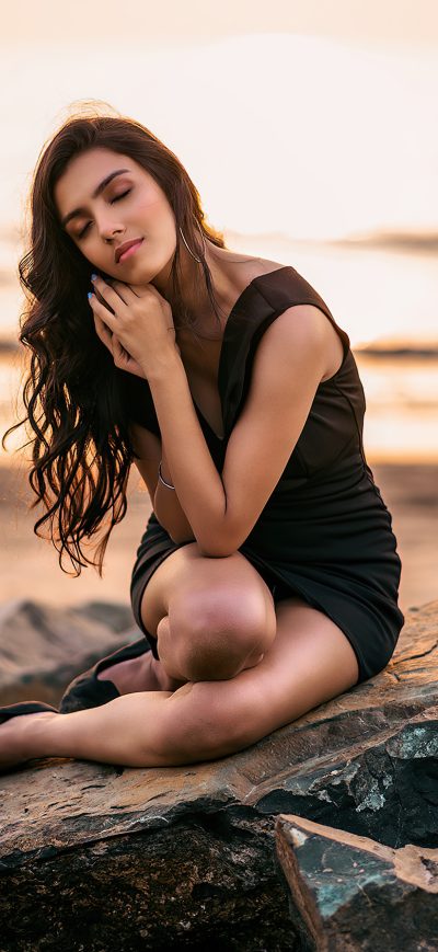 Fond d'écran Girl Sitting On Rock Nature 4k sur iPhone