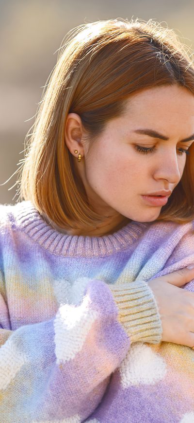 Fond d'écran iPhone Short Hair Girl On Sweater 5k