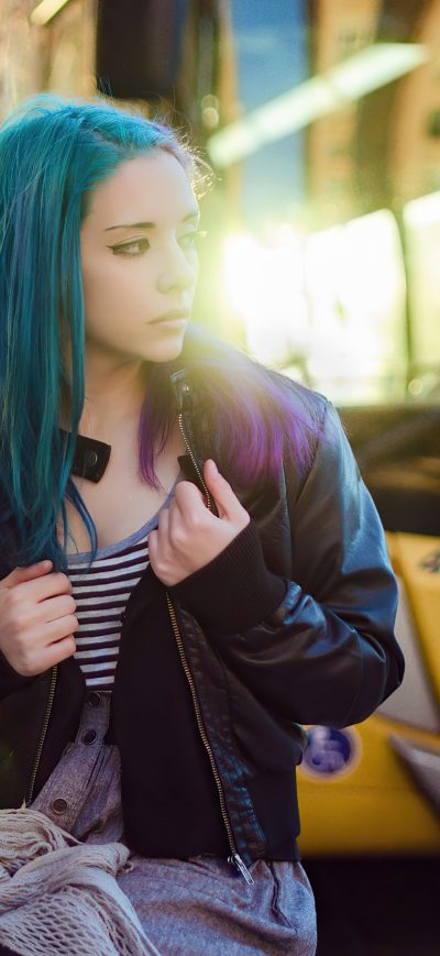 Fond d'écran iPhone Purple Green Hair Girl In Public