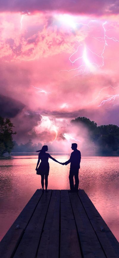 Fond d'écran iPhone Electric Love Couple Holdings Hands At Pier