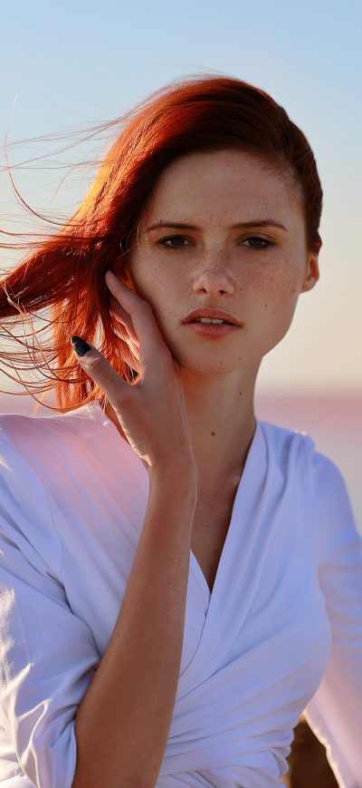 Fond d'écran iPhone Redhead Model White Dress Looking At Viewer