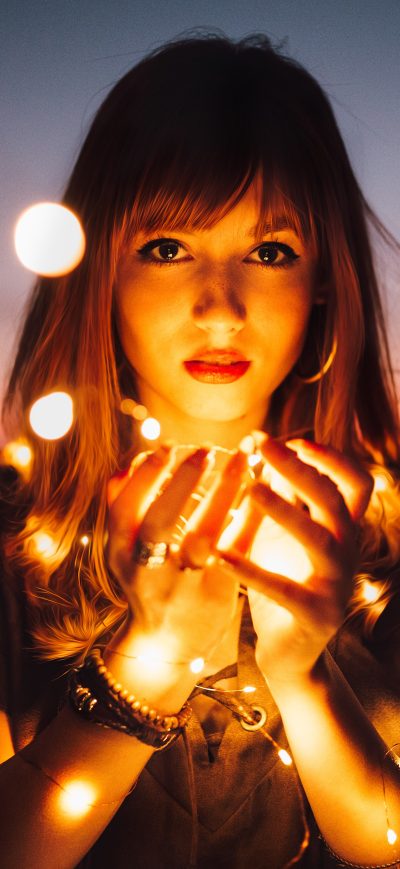 Fond d'écran iPhone Girl Holding Fire Flies