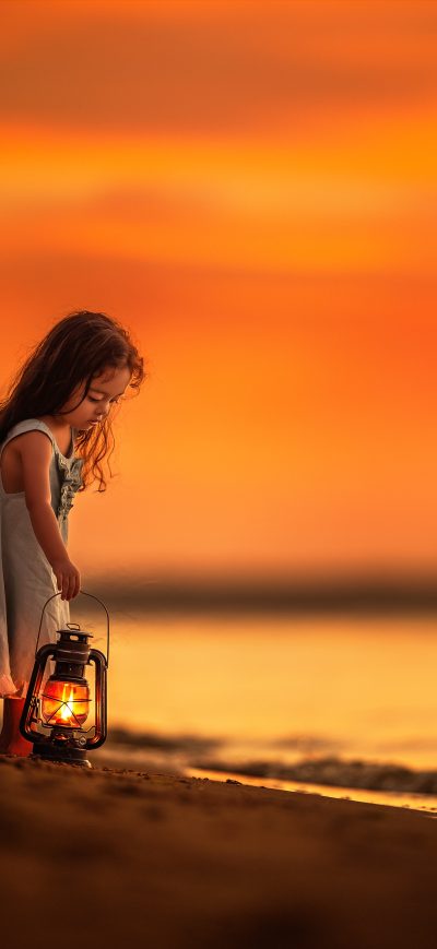 Fond d'écran iPhone Little Girl On Beach Near Shutdown With Her Lantern