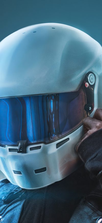 Fond d'écran iPhone Biker Touching Helmet 4k