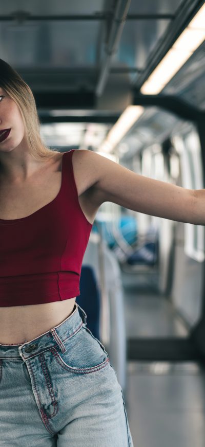 Fond d'écran iPhone Girl Hand Holding The Handrail In The Bus 4k