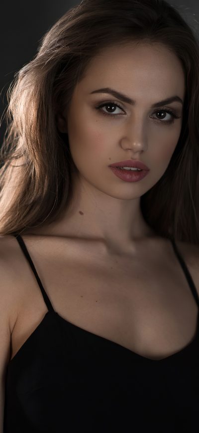 Fond d'écran Girl Black Top 4k sur iPhone