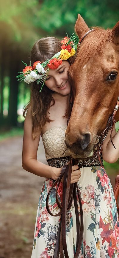 Fond d'écran iPhone Cute Girl Smiling With Horse Outdoors