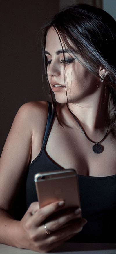 Fond d'écran iPhone Women Portrait Necklace Cell Phone Whisky