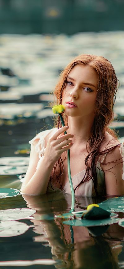 Fond d'écran iPhone Girl With Flower In Water 4k