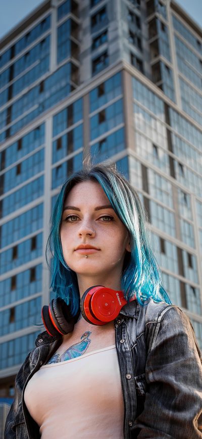 Fond d'écran iPhone Girl With Headphones In Neck 4k