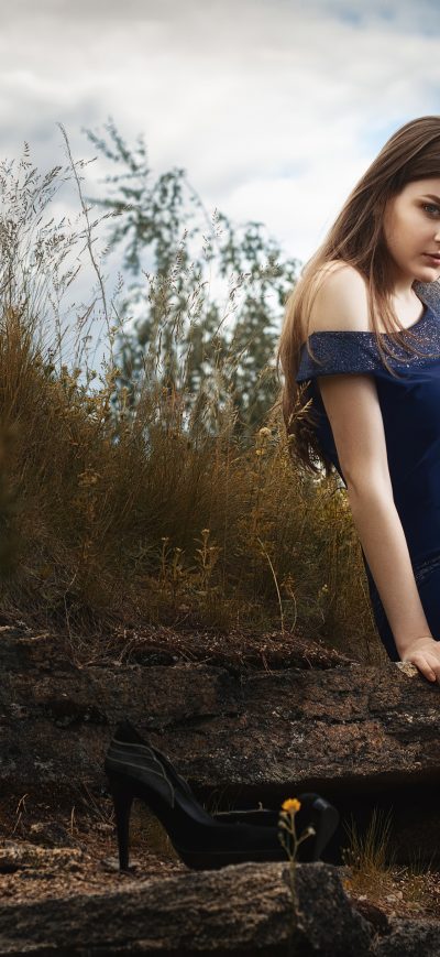 Fond d'écran iPhone Girl In Blue Dress Nature 4k