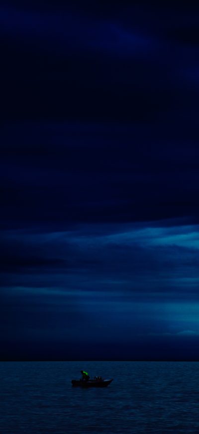 Fond d'écran iPhone Dark Evening Blue Cloudy Alone Boat In Ocean 5k